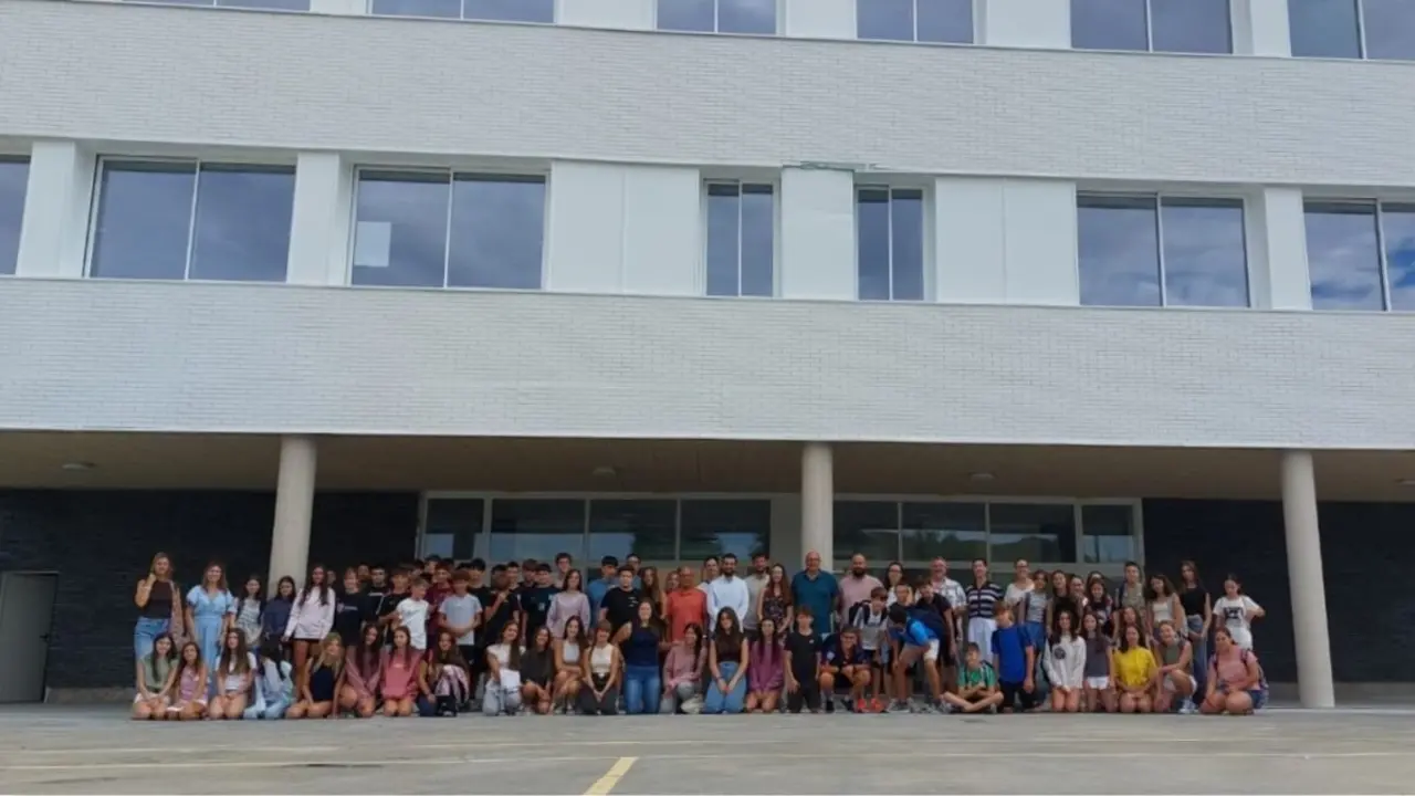 Alumnos de Secundaria de El Burgo de Ebro estrenando el nuevo edificio del CPI La Caba&ntilde;eta. / HA