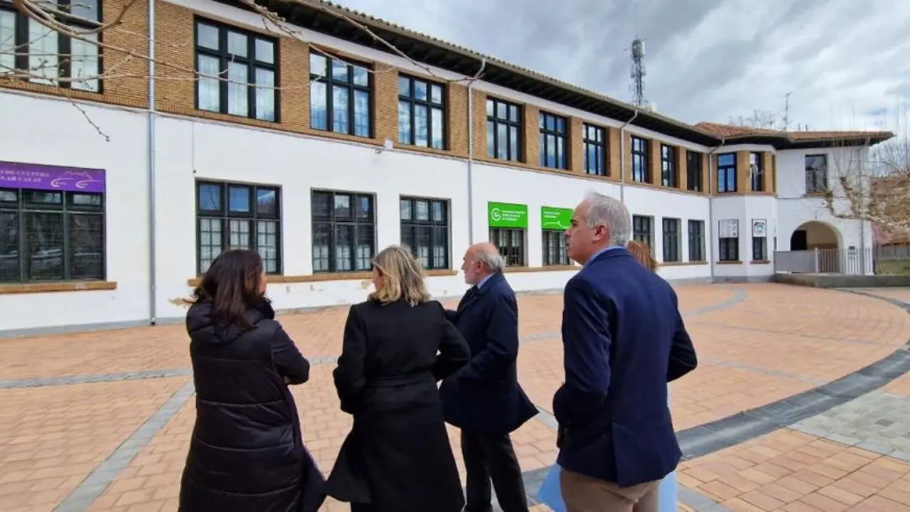 Foto de archivo de la visita a las instalaciones de representantes del Gobierno de Arag&oacute;n y del Ayuntamiento en 2024, cuando se decide realojar a los alumnos de la guarder&iacute;a y apostar por la rehabilitaci&oacute;n del antiguo colegio Ram&oacute;n y Cajal. / GOBIERNO DE ARAG&Oacute;N