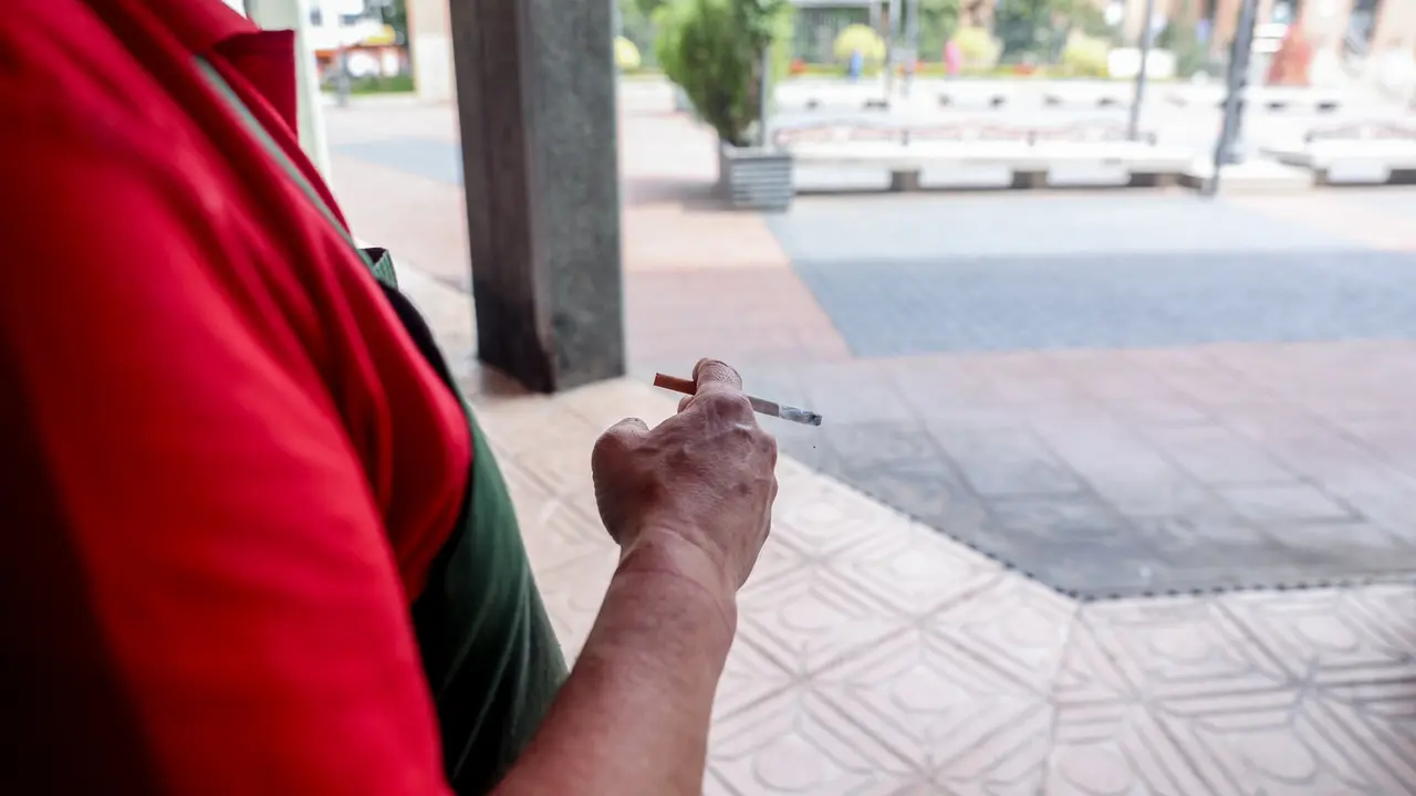 EuropaPress_6225054_persona_fumando_calle_20_septiembre_2024_madrid_espana_bruselas_quiere