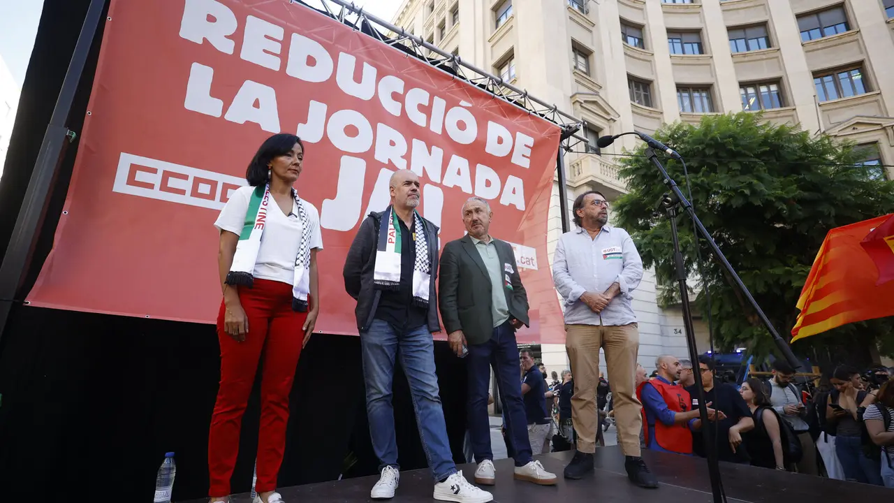 La secretaria general de CCOO de Catalunya, Bel&eacute;n L&oacute;pez; el secretario general de CCOO, Unai Sordo; el secretario general de UGT, Pepe &Aacute;lvarez; y el secretario general de UGT de Catalunya, Camil Ros; durante una concentraci&oacute;n a favor de la reducci&oacute;n de la jornada laboral, a 10 de septiembre de 2025, en Barcelona, Catalu&ntilde;a