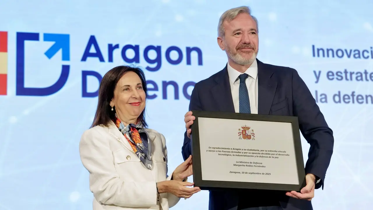 El presidente de Arag&oacute;n, Jorge Azc&oacute;n, junto con la ministra de Defensa, Margarita Robles./ DGA