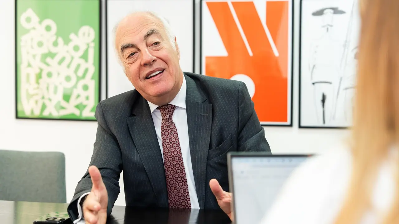 Jos&eacute; Luis Rodrigo, presidente de Fundaci&oacute;n Ibercaja, en la redacci&oacute;n de HOY ARAG&Oacute;N / &Aacute;lvaro Calvo