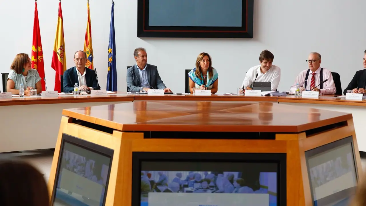 La alcaldesa de Zaragoza, junto con su gobierno en una jornada de trabajo y coordinaci&oacute;n en el Seminario. /AZ