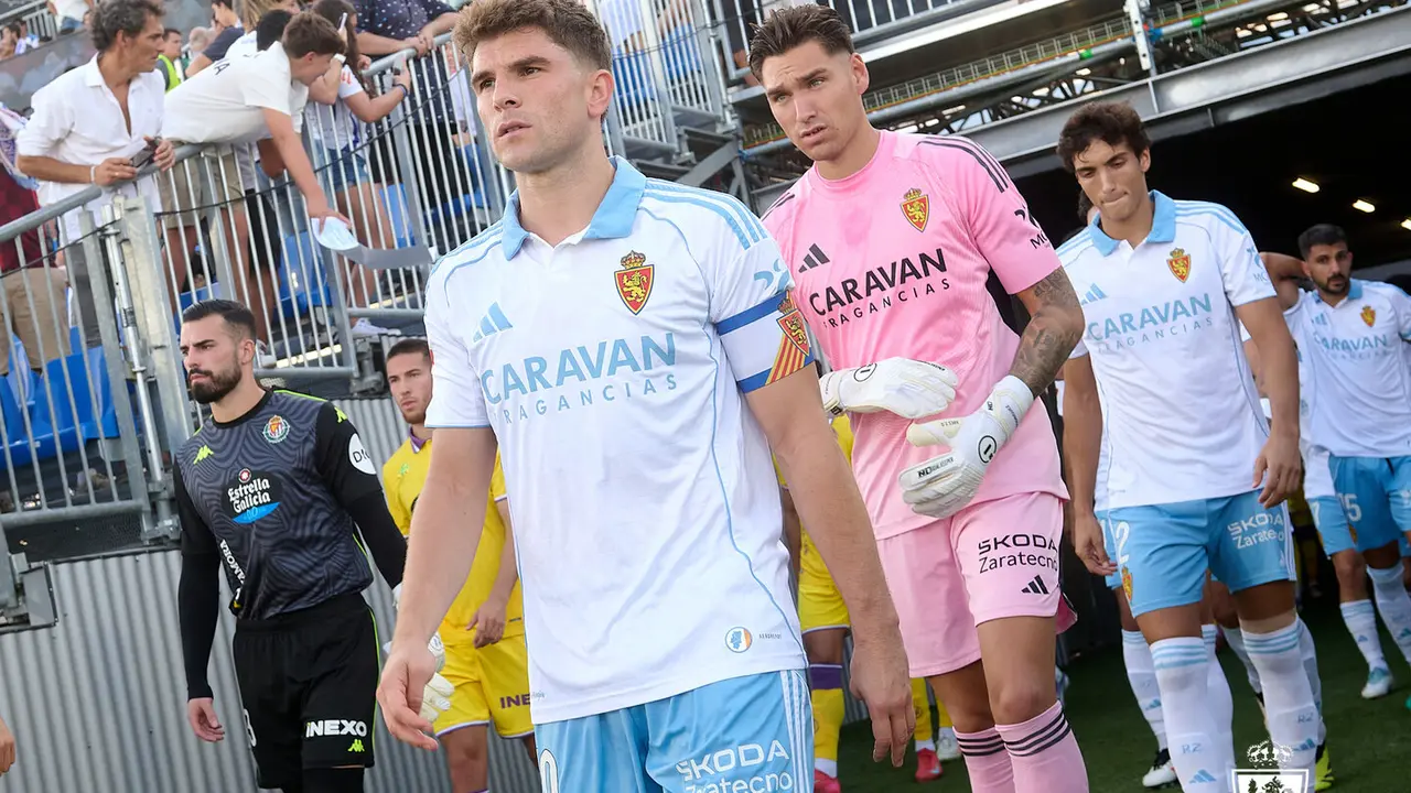 Jugadores del Real Zaragoza saltando al Ibercaja Estadio / Real Zaragoza