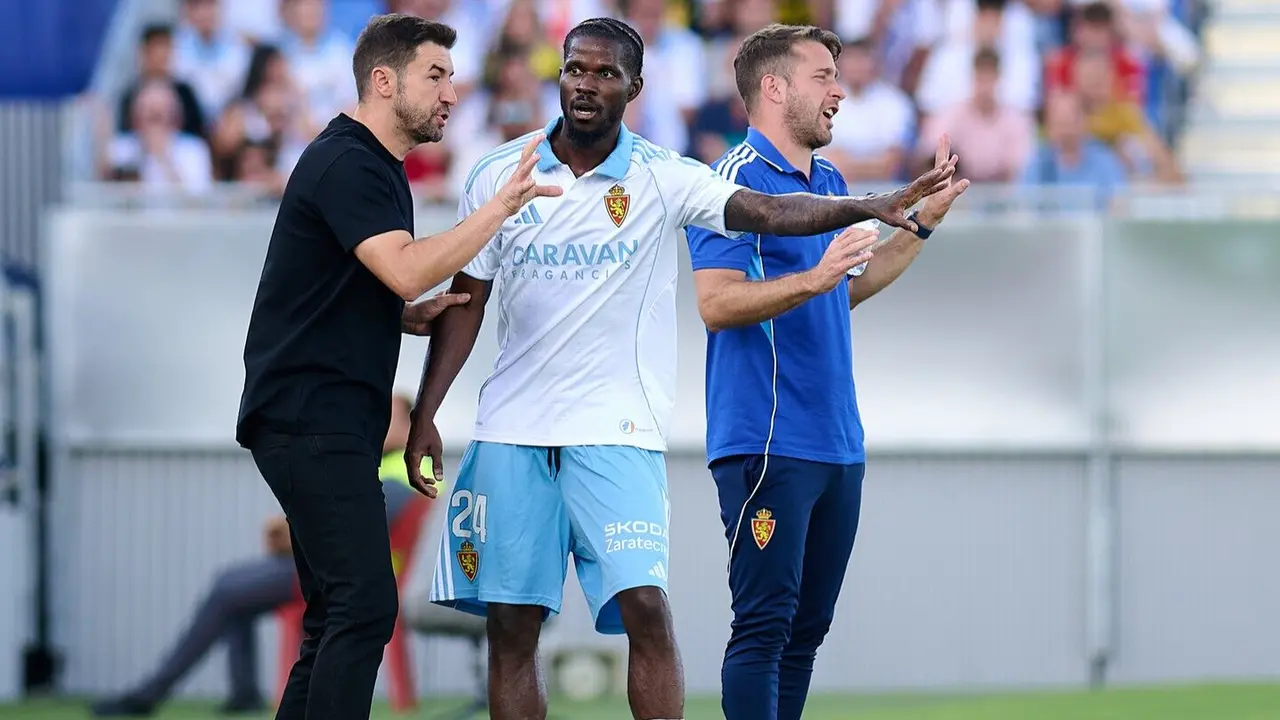 Paul Akouokou recibiendo &oacute;rdenes de Gabi Fern&aacute;ndez / Real Zaragoza