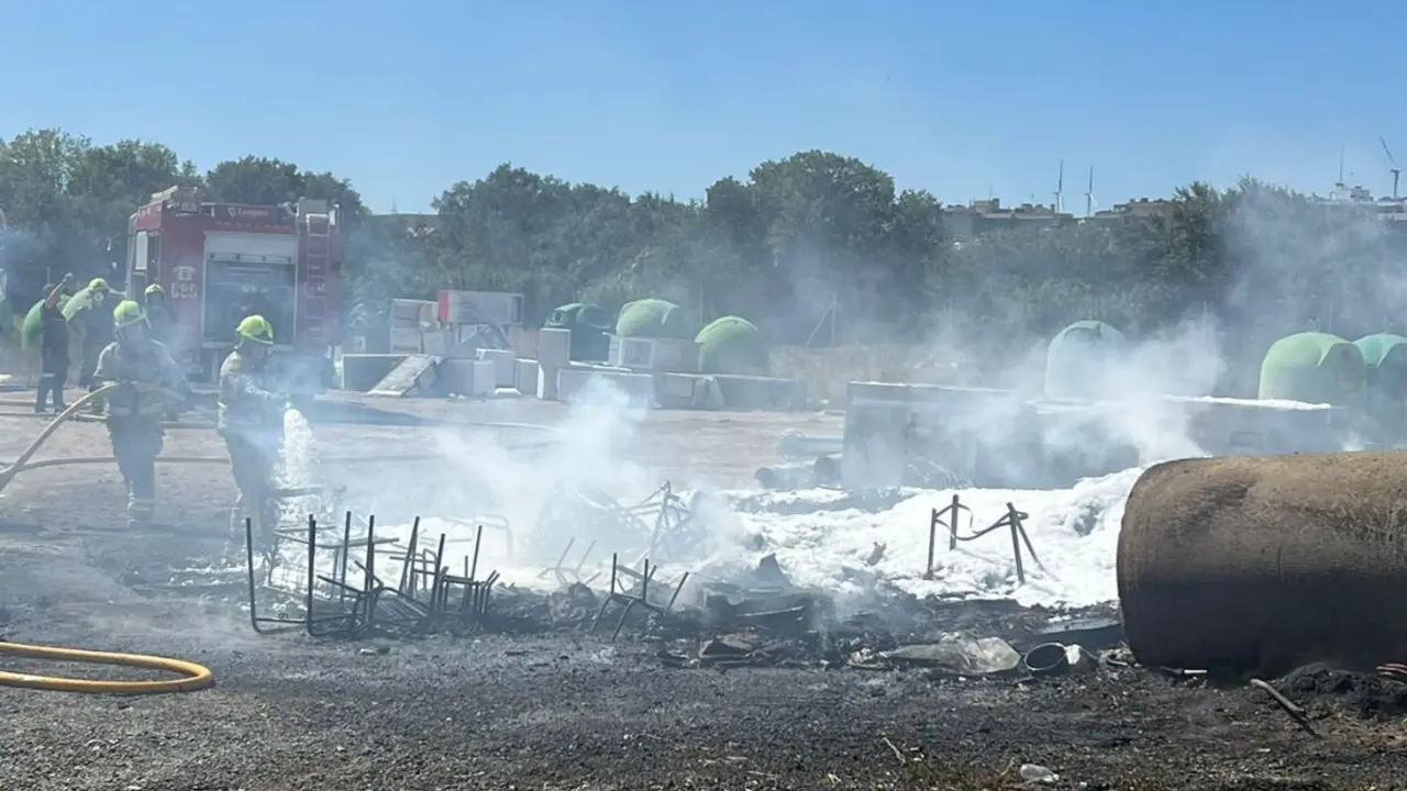 Incendio en el acopio municipal de Cuarte de Huerva a causa de vertidos ilegales. / AYTO. CUARTE