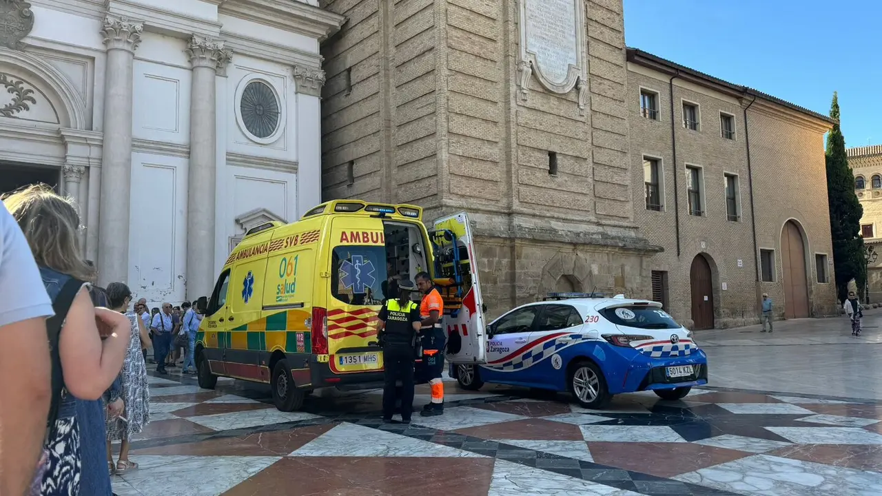 Una ambulancia y una patrulla de la Polic&iacute;a Local se han desplazado hasta la Catedral del Salvador