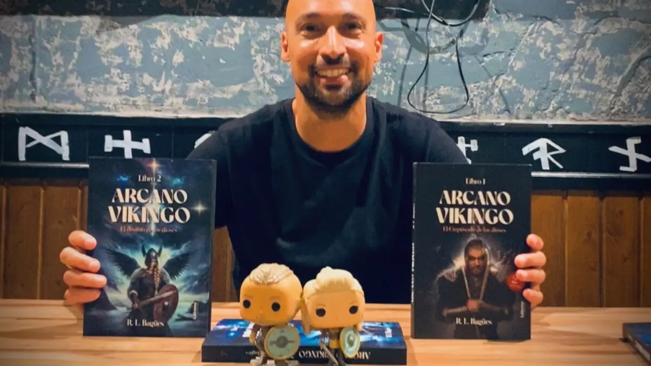 Rub&eacute;n L&aacute;zaro Bag&uuml;es, posa con su novela Arcano Vikingo