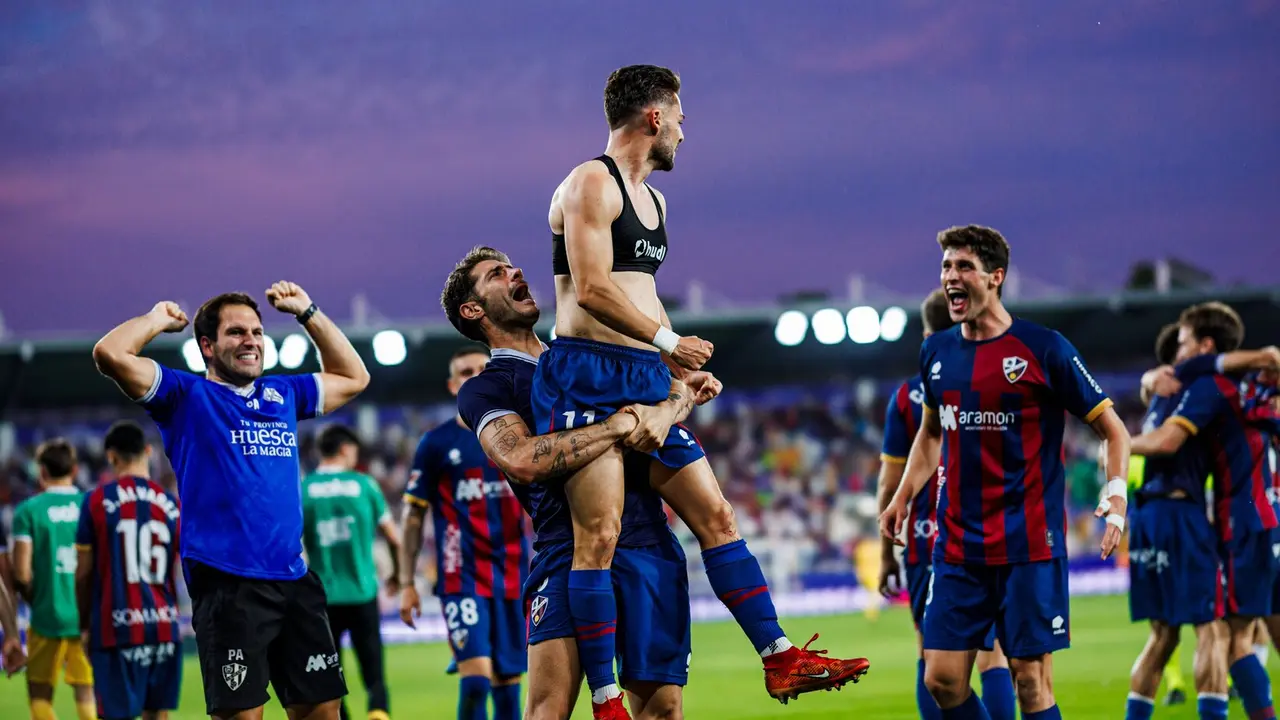 Celebraci&oacute;n del gol de Liberto ante el M&aacute;laga en el &uacute;ltimo minuto / SD Huesca