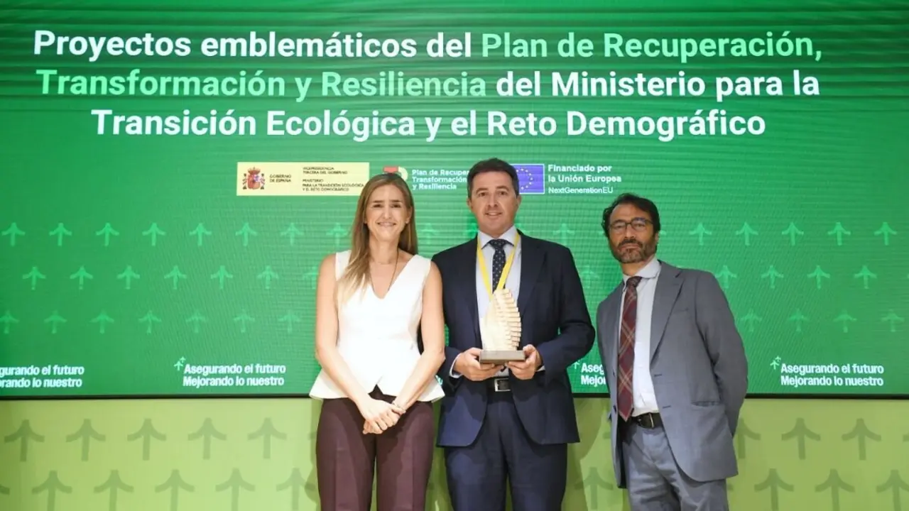 Alberto Herrero, alcalde de Calanda (centro), recogiendo el premio en Madrid. / HA