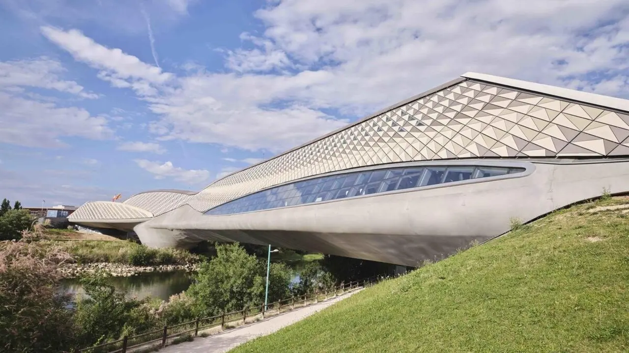 El Puente de Zaha Hadid acoge el museo Mobility City. / FUNDACI&Oacute;N IBERCAJA