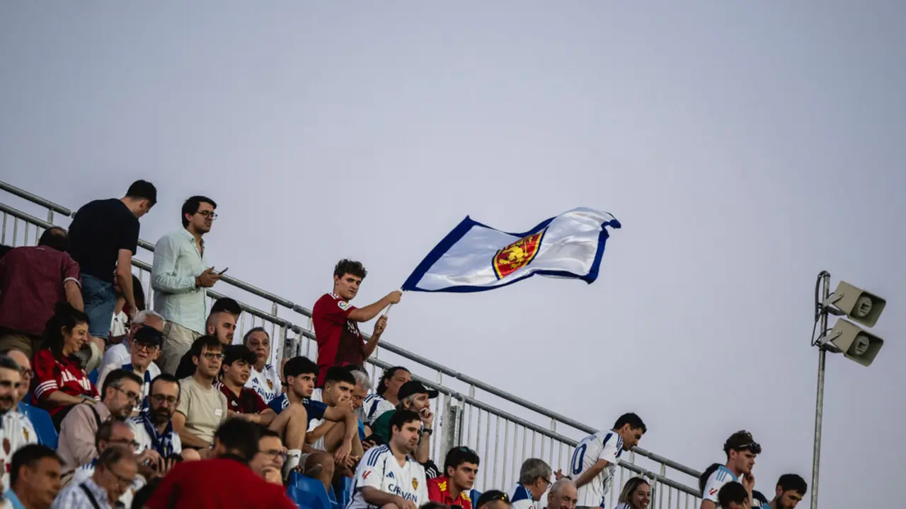 Aficionados del Real Zaragoza en el Ibercaja Estadio / Marcos Cebri&aacute;n