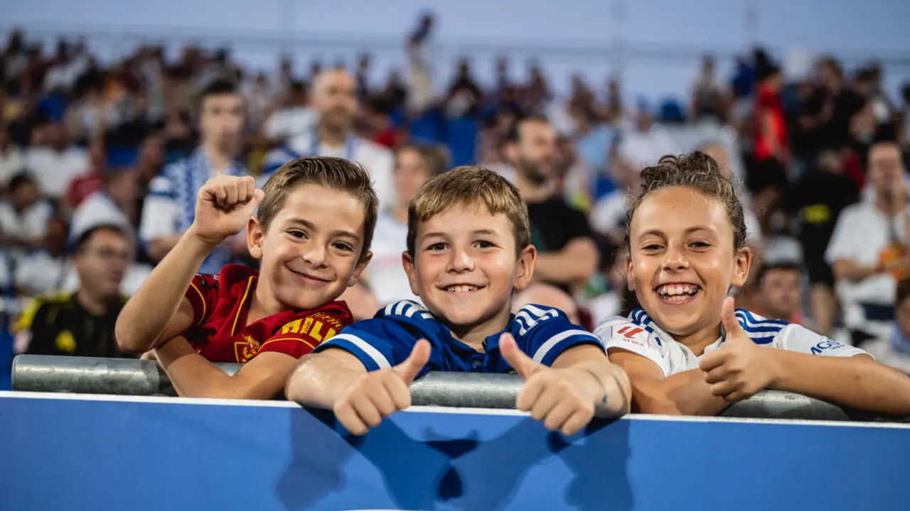Aficionados del Real Zaragoza en el Ibercaja Estadio / Marcos Cebri&aacute;n
