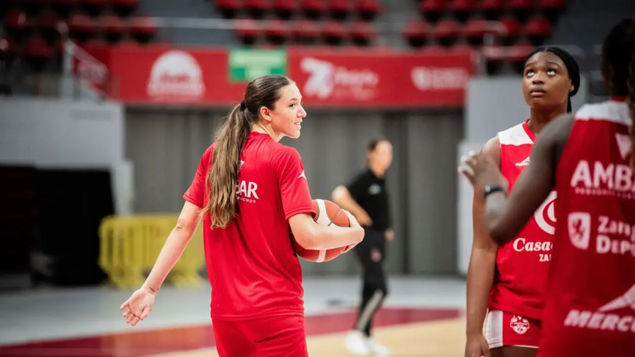 Jugadoras de Casademont Zaragoza durante un entrenamiento