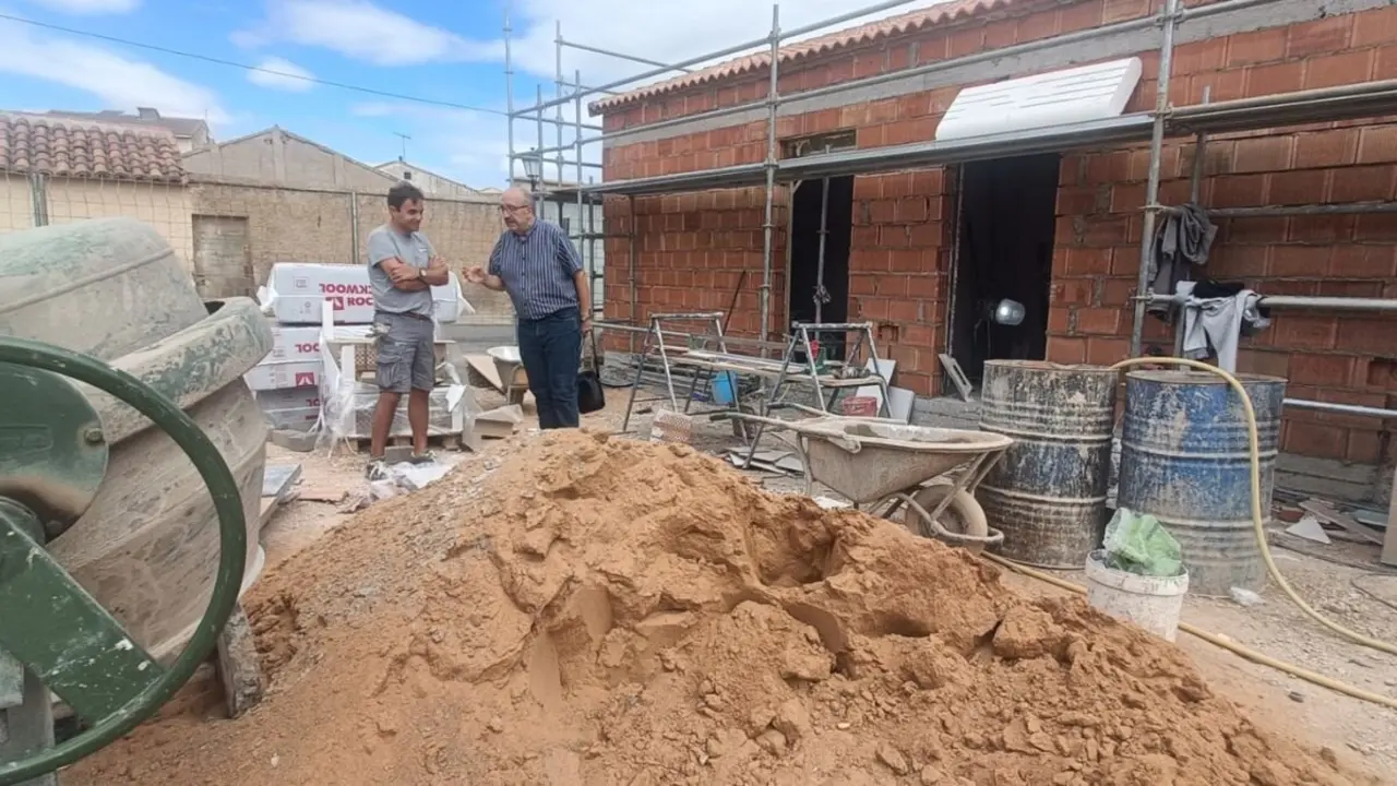 Manuel Rando, alcalde de Calamocha, visitando las obras del parque del Santo Cristo. / AYTO. CALAMOCHA