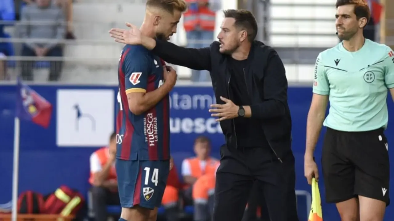 Sergi Guill&oacute; dando instrucciones a Pulido durante un partido con la SD Huesca / LaLiga