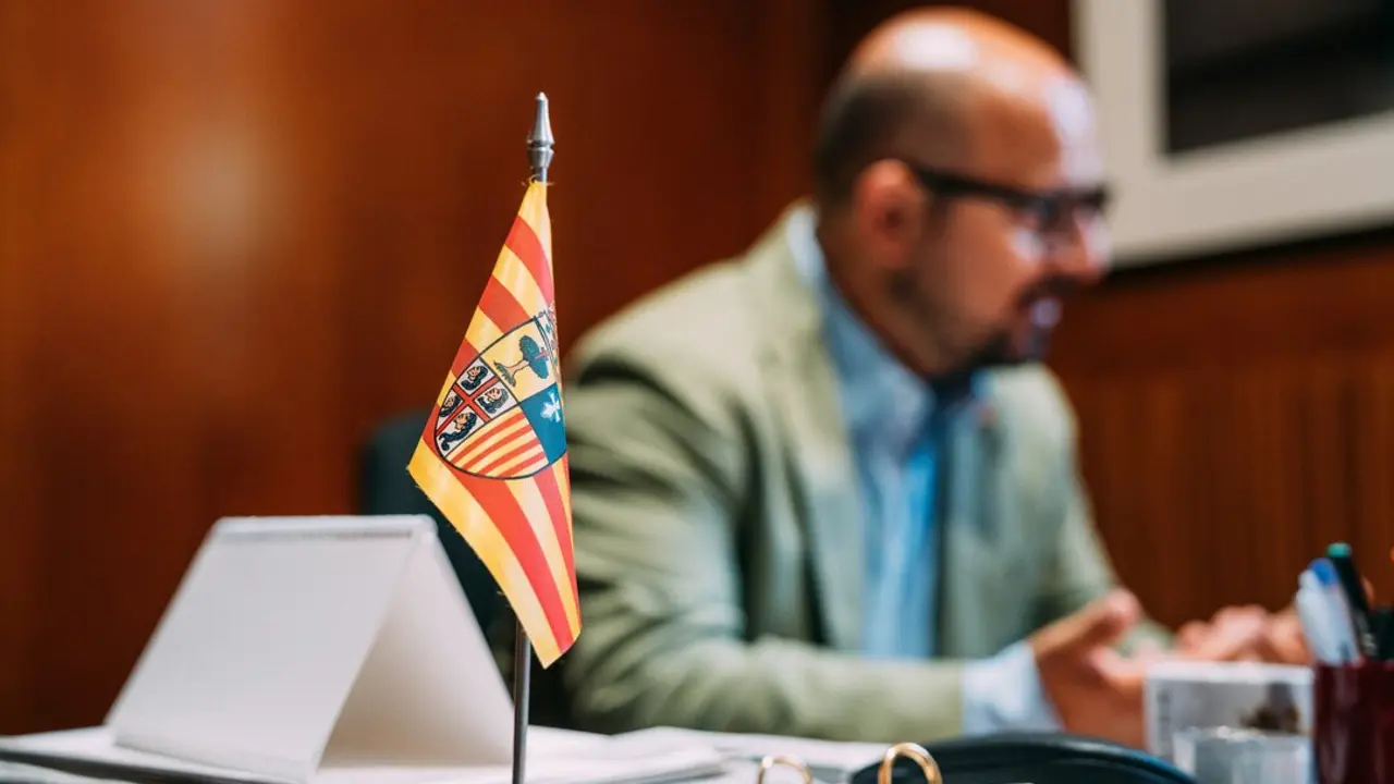 El portavoz del PAR en las Cortes, Alberto Izquierdo, en su despacho / &Aacute;lvaro Calvo