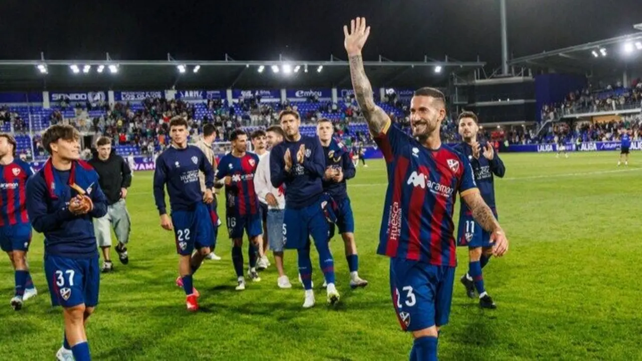 Jugadores de la SD Huesca celebran un triunfo / SDH