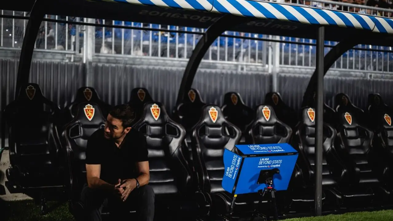 Gabi Fern&aacute;ndez en el interior del banquillo del Ibercaja Estadio / Marcos Cebri&aacute;n
