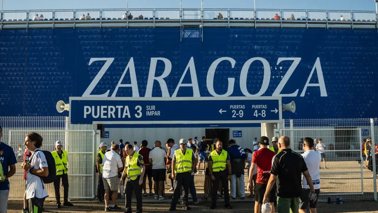Aficionados del Real Zaragoza entrando al Ibercaja Estadio / Marcos Cebri&aacute;n