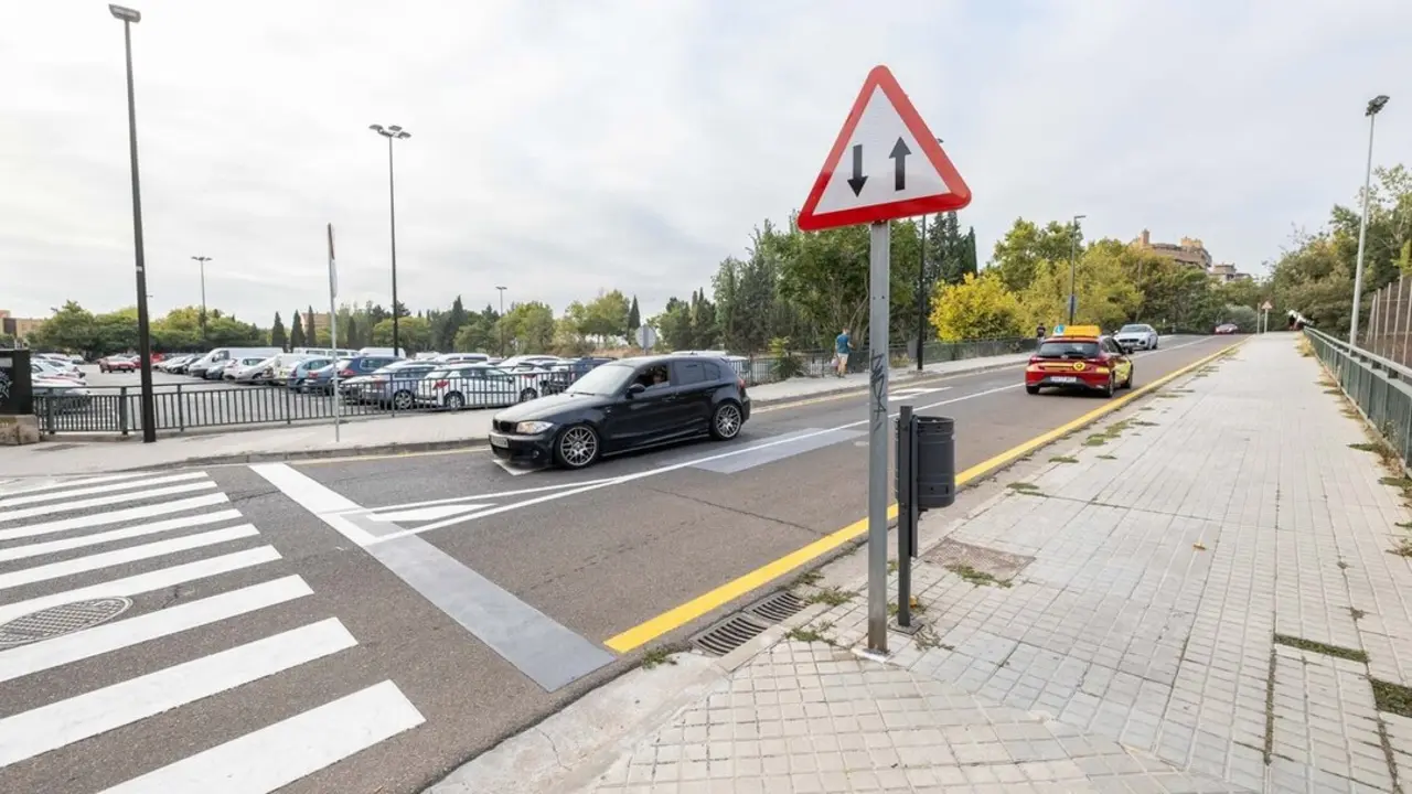 El Ayuntamiento de Zaragoza habilita el doble sentido en la calle Sagrada Familia, sobre el Canal Imperial