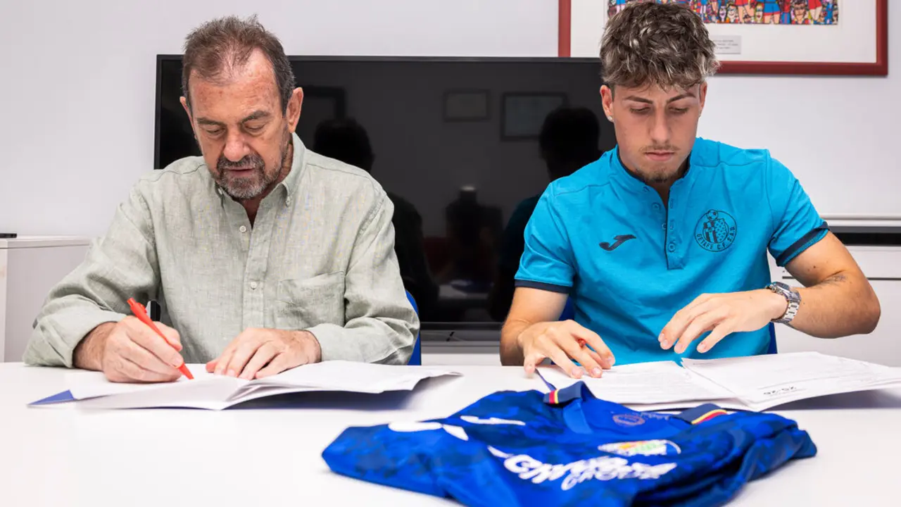 Adri&aacute;n Liso durante su presentaci&oacute;n como jugador del Getafe con &Aacute;ngel Torres, presidente del club / Getafe CF