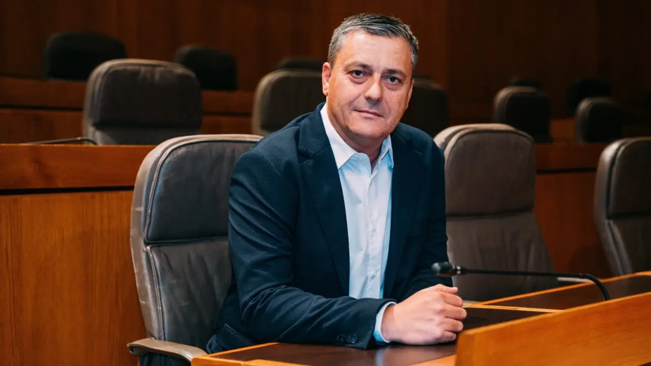 El portavoz del PSOE en las Cortes, Fernando Sab&eacute;s, en su esca&ntilde;o./ &Aacute;lvaro Calvo