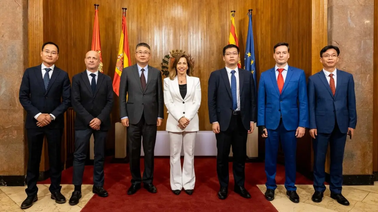La delegaci&oacute;n china recibida por la alcaldesa de Zaragoza, Natalia Chueca. /AZ