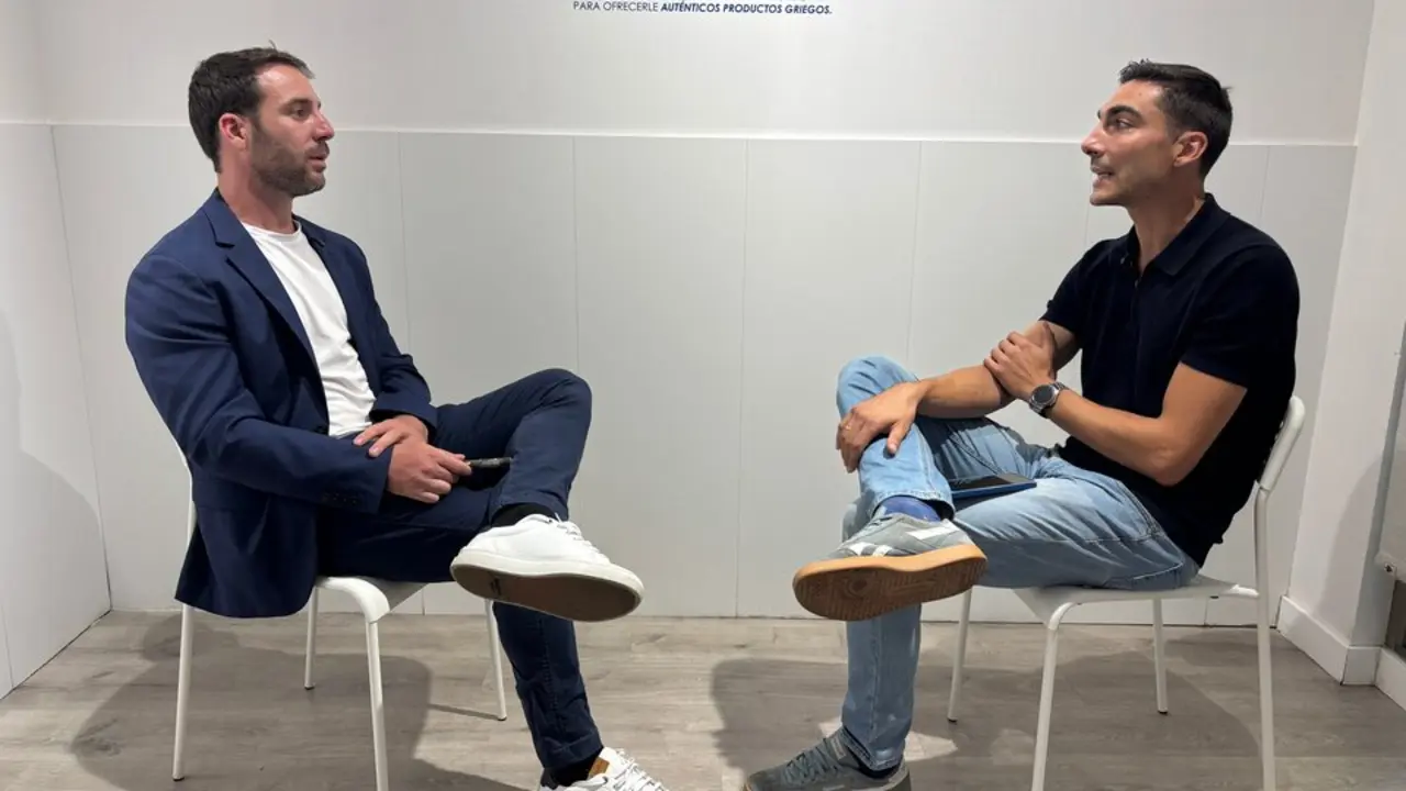 Aldo Sorrosal y Santiago Basmal&iacute;s, propietario de Giros Griegos