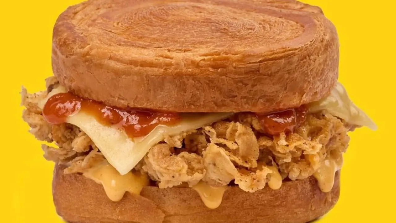 Chicken croissant con toffee de miso: la 'guarrada' gastro que llega a Zaragoza ./ Pollos Mu&ntilde;oz