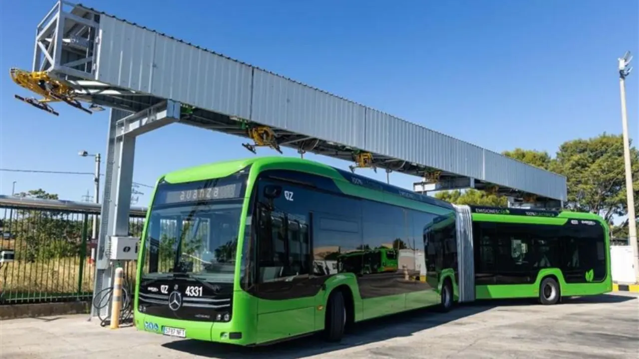 Bus el&eacute;ctrico de la flota de Avanza en Zaragoza. / AVANZA