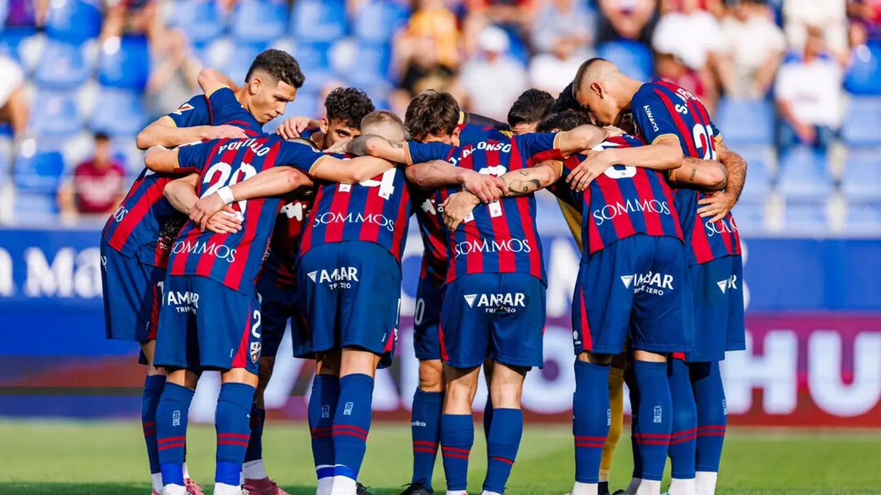Jugadores de la SD Huesca antes de un partido / SDH