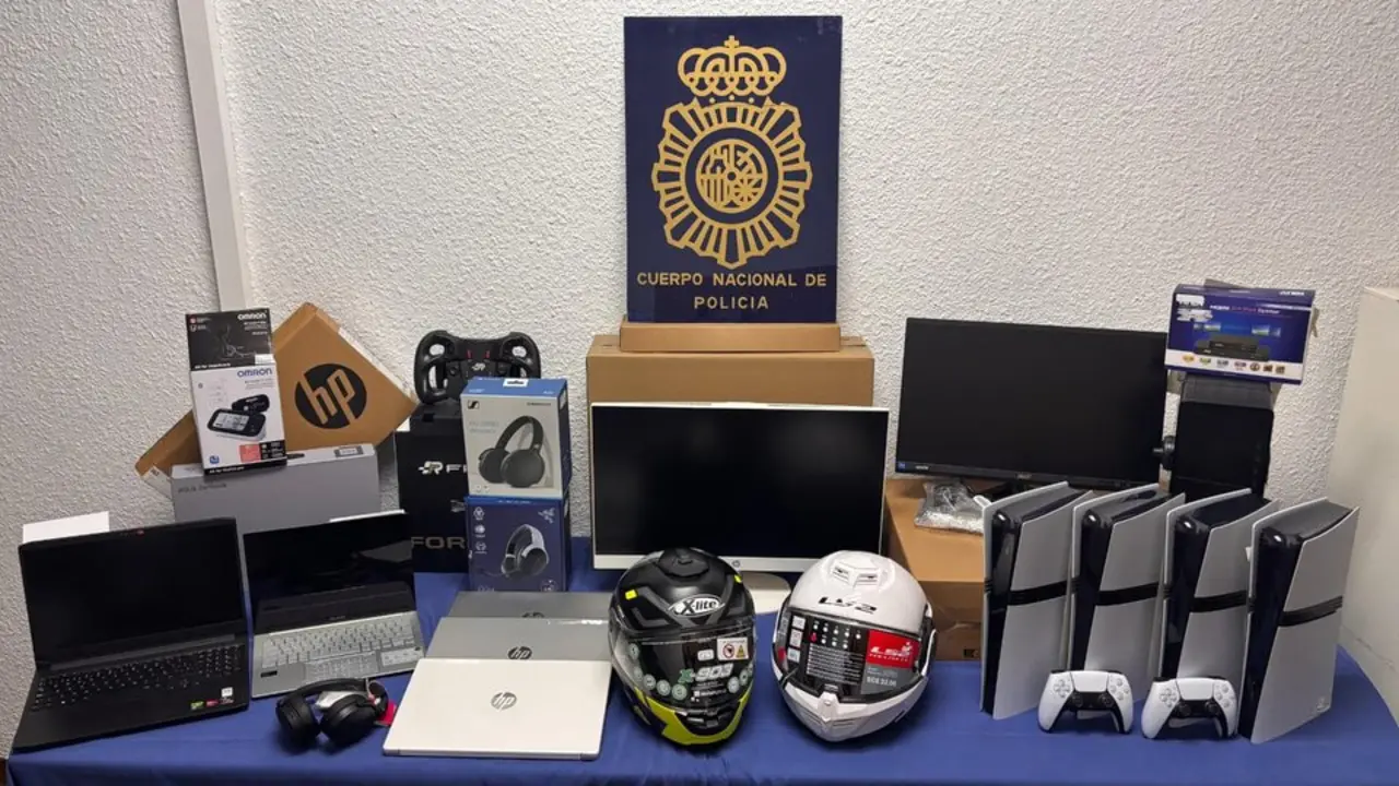 La Polic&iacute;a Nacional detiene a una sexagenaria por sustraer cascos de moto. / Polic&iacute;a Nacional