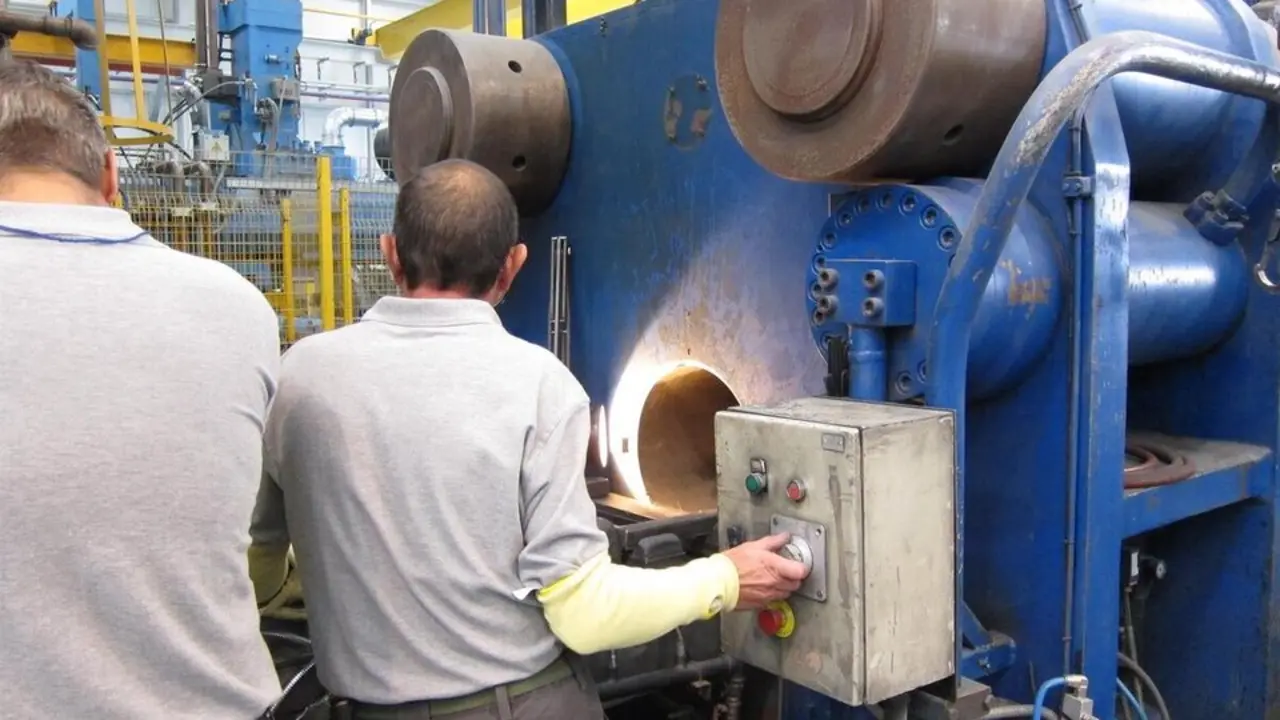 Archivo - Operarios en una f&aacute;brica industrial
- EUROPA PRESS - Archivo