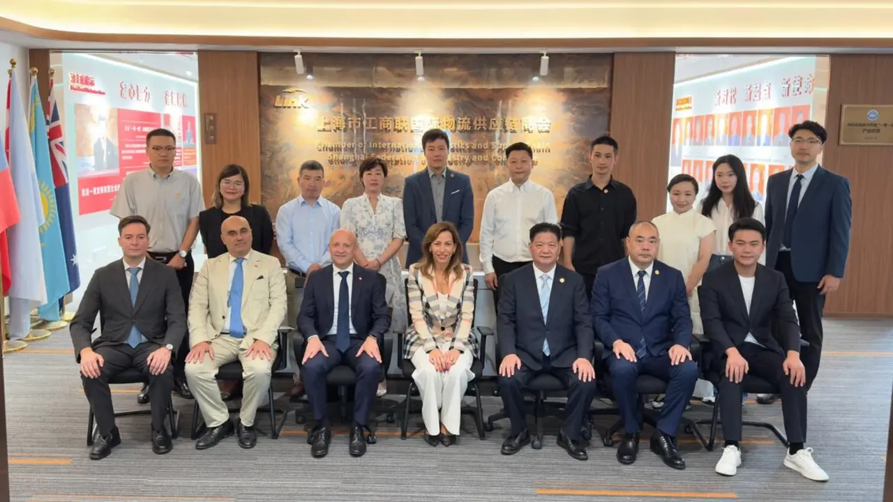 La alcaldesa de Zaragoza, Natalia Chueca, en un foro log&iacute;stico en Shanghai. / AZ