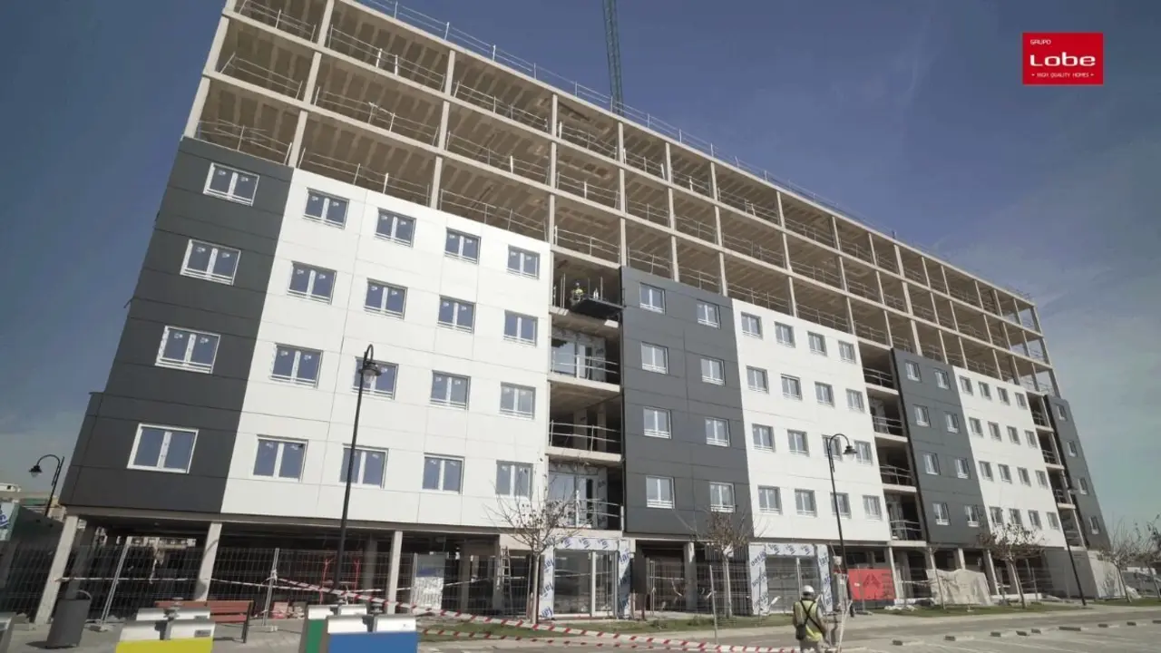 Fachada industrializada de un edificio en construcci&oacute;n de Grupo Lobe. / GRUPO LOBE