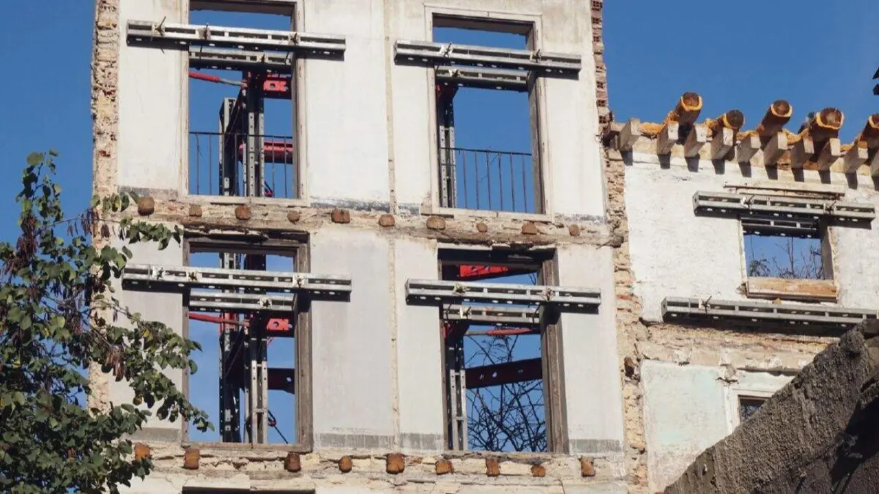 Edificio en rehabilitaci&oacute;n. / COAATZ