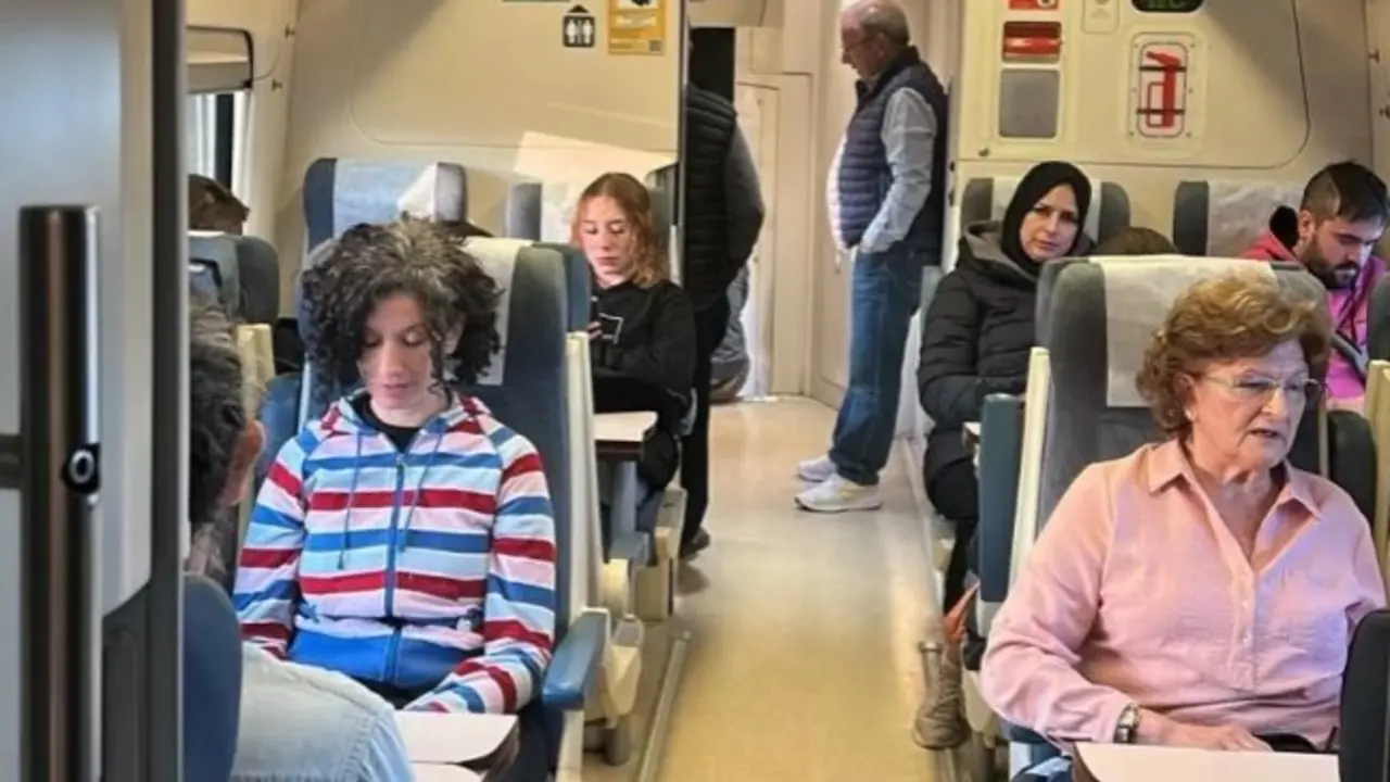 Tren Regional de Huesca a Zaragoza tras la aver&iacute;a del AVE. /Diario de Huesca