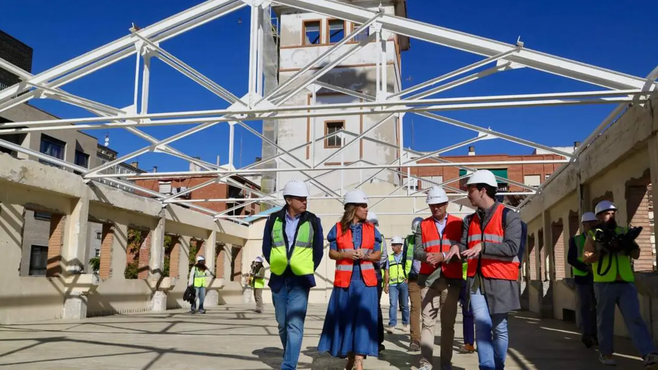 La alcaldesa Natalia Chueca supervisa las obras de Giesa Distrito 7. /AZ