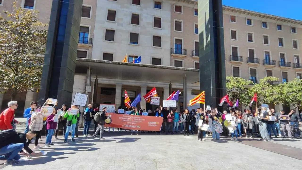 Concentraci&oacute;n de la Plataforma por un Convenio para los trabajadores de prevenci&oacute;n, reforma y protecci&oacute;n de menores en Arag&oacute;n delante del IASS celebrada en 2024. Fotograf&iacute;a: Europa Press.
