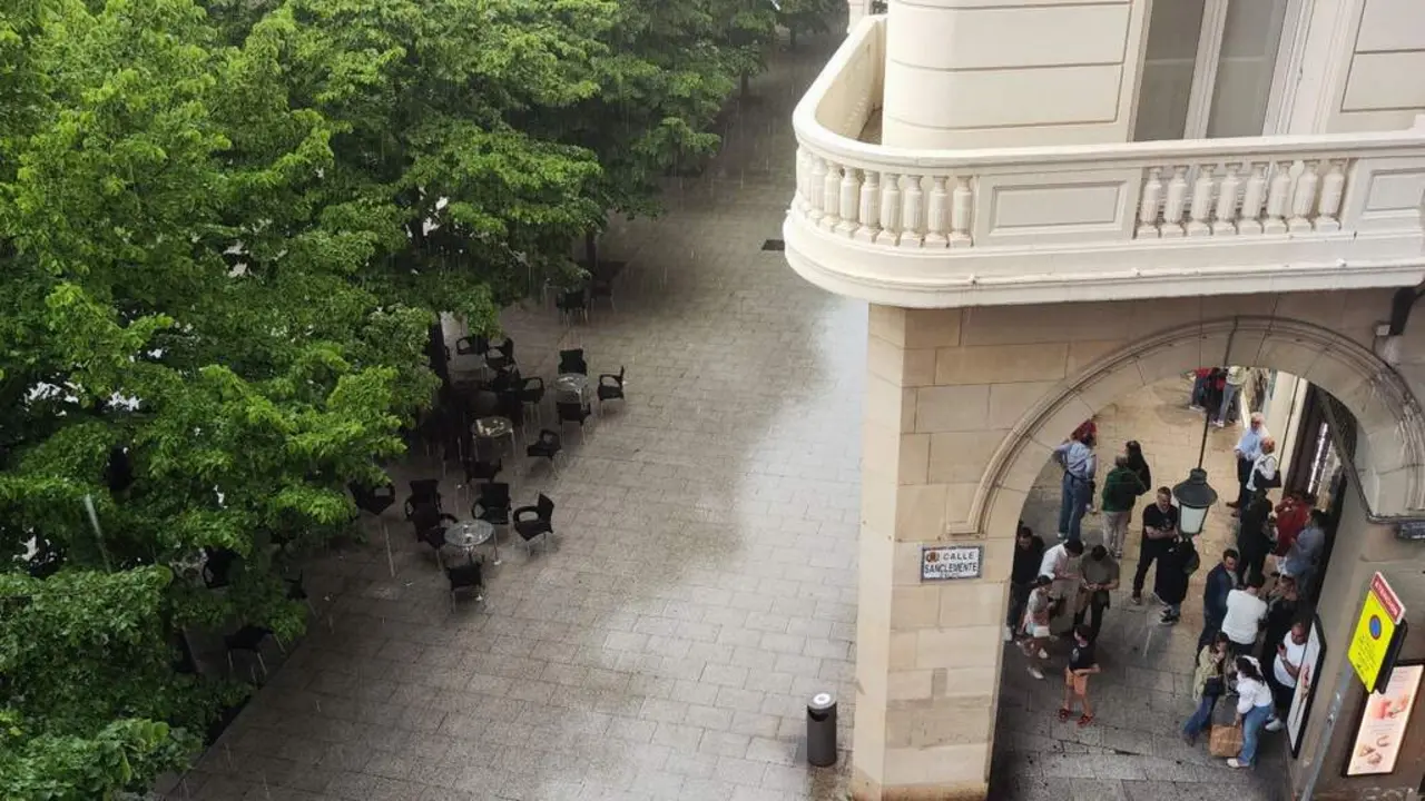 La lluvia torrencial inunda el centro de Zaragoza este domingo./ EP