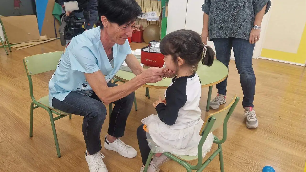 Vacunaci&oacute;n intranasal en un centro escolar de Arag&oacute;n dentro del Plan piloto del Gobierno de Arag&oacute;n en 2024. / EP