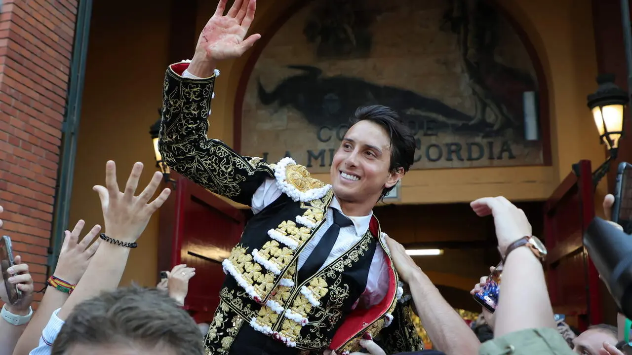 El diestro Andr&eacute;s Roca Rey sale a hombros de La Misericordia el 21 de abril de 2024./ La Misericordia