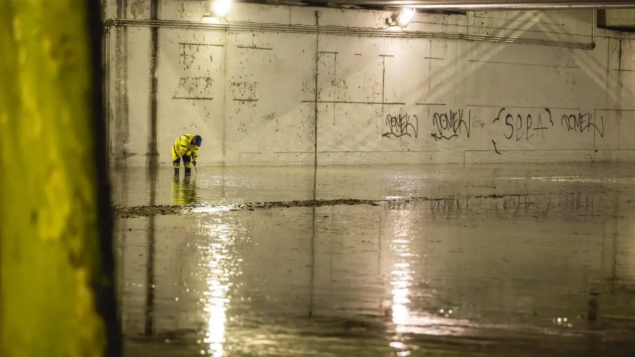 Un operario trabaja en un t&uacute;nel lleno de agua en la Avenida ranillas, 28 de septiembre de 2025, en Zaragoza, Arag&oacute;n (Espa&ntilde;a). / MARCOS CEBRI&Aacute;N