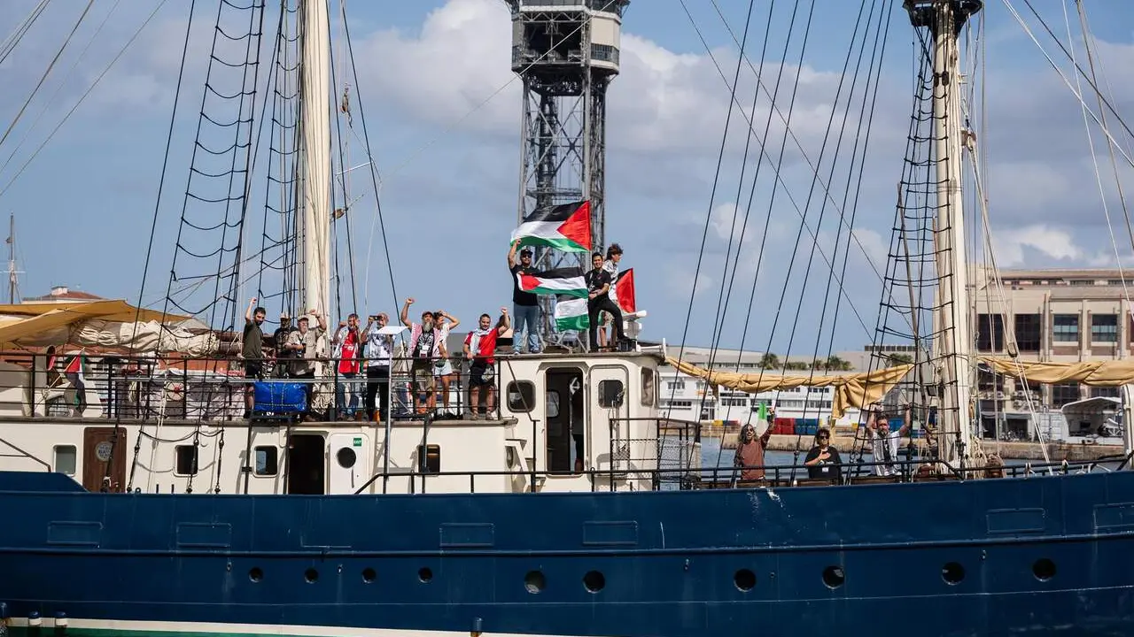 Veinte barcos de la Flotilla Global Sumud parten del Puerto de Barcelona rumbo a Gaza para establecer un corredor humanitario por mar. / EP