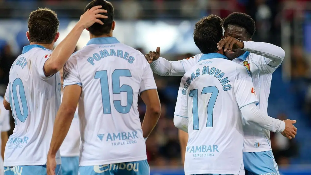 Jugadores del Real Zaragoza abraz&aacute;ndose en el partido ante el Mirand&eacute;s / Real Zaragoza