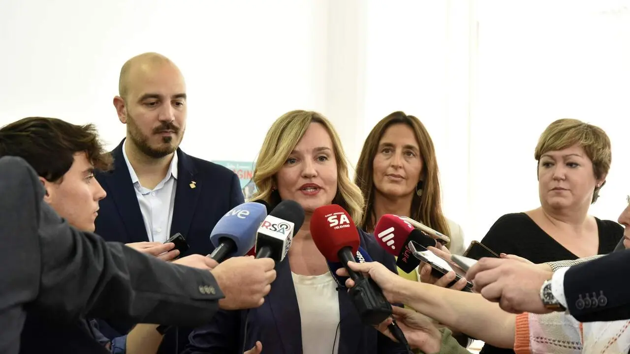 La ministra Pilar Alegr&iacute;a junto a la consellera Esther Niub&oacute; y el alcalde de Sant Andreu de la Barca (Barcelona), Marc Giribet, este mi&eacute;rcoles durante una visita a la Escola Josep Pla. / EP
