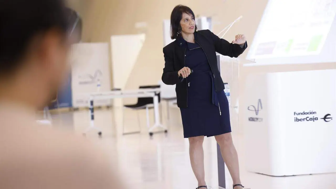 La profesora de Ingenier&iacute;a Civil y Planificaci&oacute;n Urbana en la Universidad de Berkeley, Marta Gonz&aacute;lez, en su ponencia en Mobility City.
- CHUS MARCHADOR