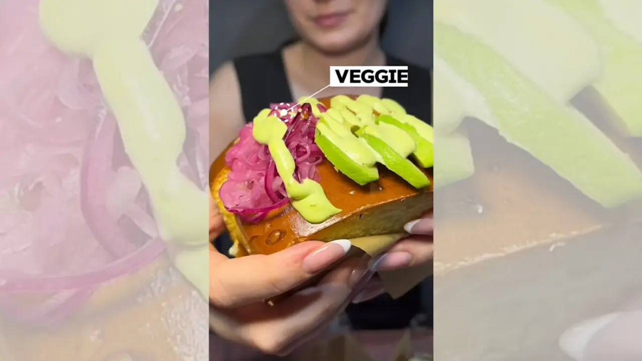 Sandwich Veggie de Nostra Smash ./ Fragmento del v&iacute;deo publicado por @elisaamartinxz