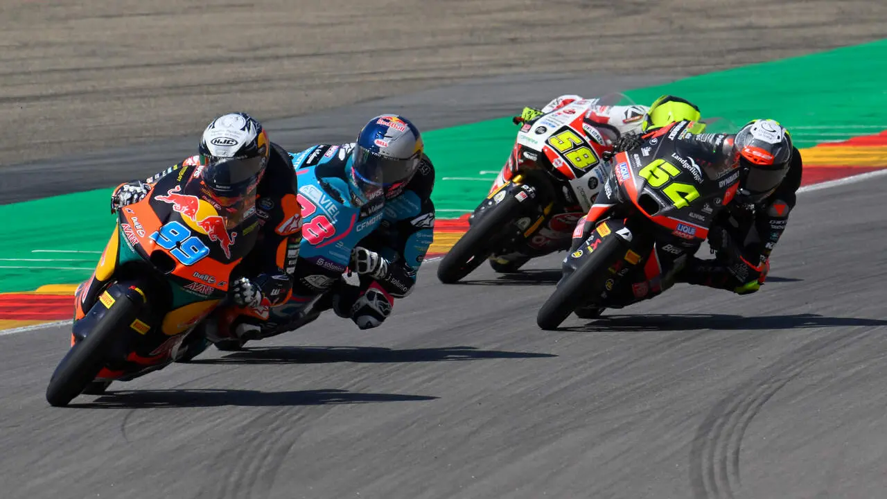 Competici&oacute;n de Moto 3 en el circuito de Motorland